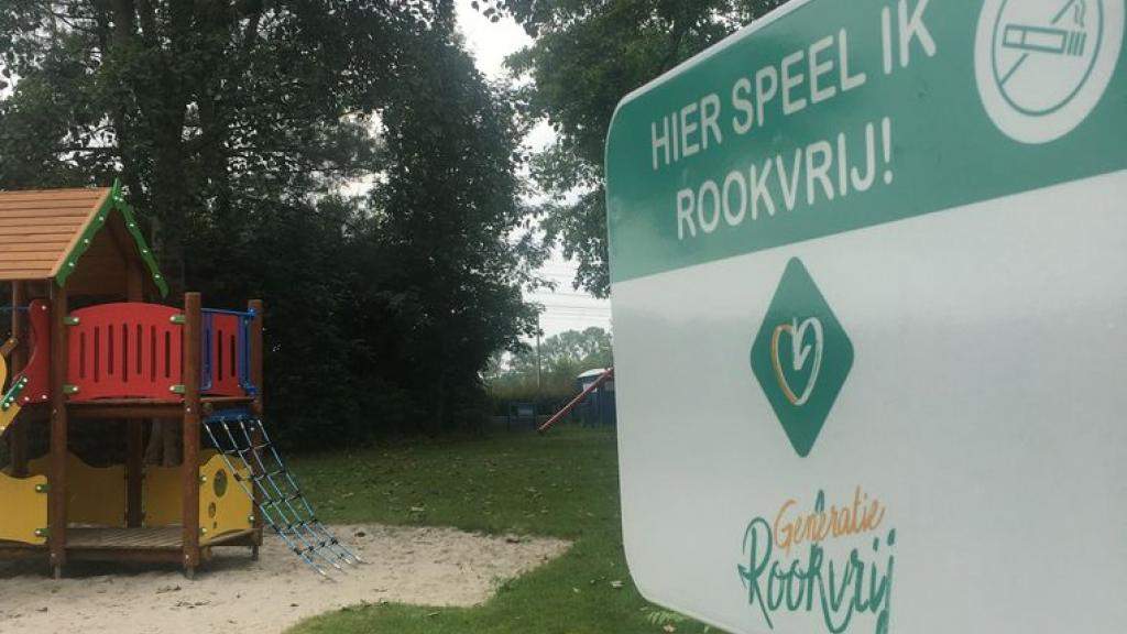 Kristof Pieters Aan alle speelpleinen staan nu borden voor een rookvrije zone.