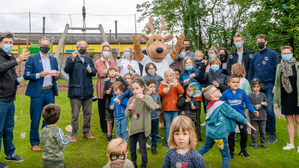 Nieuwe rookvrije speeltuin in Rupelmonde feestelijk ingehuldigd met belleblazers